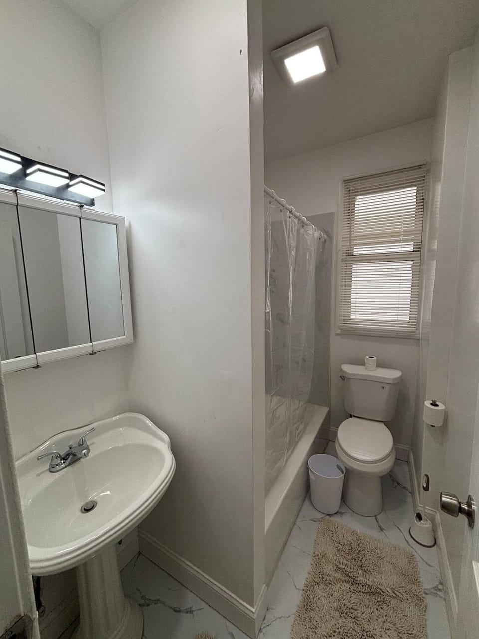 Spacious 2 Bedroom Apartment near Airport Apartment in Irvington