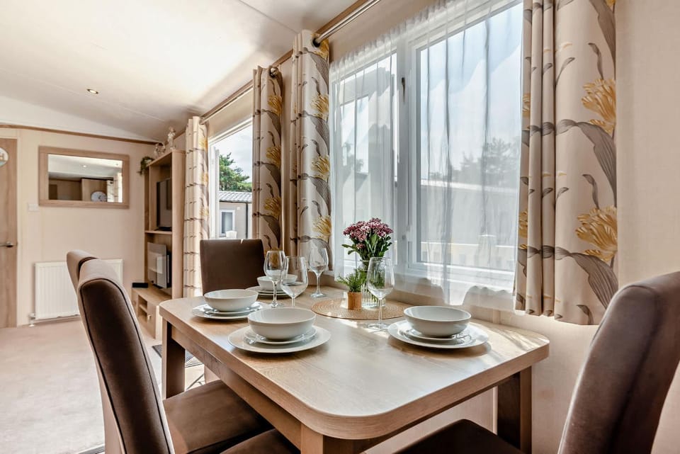 Forest Tide Stylish 3 Bedroom Family Lodge near Ferndown & New Forest House in East Dorset District
