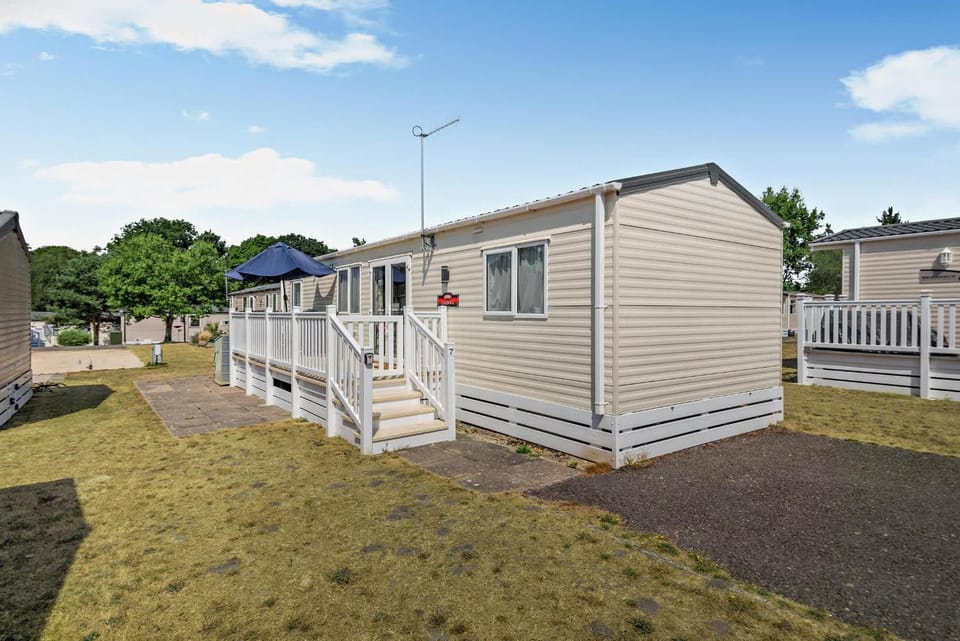 Forest Tide Stylish 3 Bedroom Family Lodge near Ferndown & New Forest House in East Dorset District
