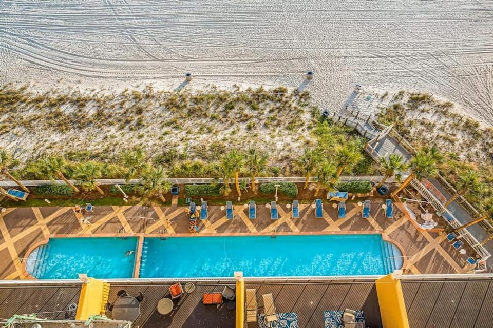 Snow-bird friendly condo with pool & fitness room - walk right out to the sand House in Panama City Beach