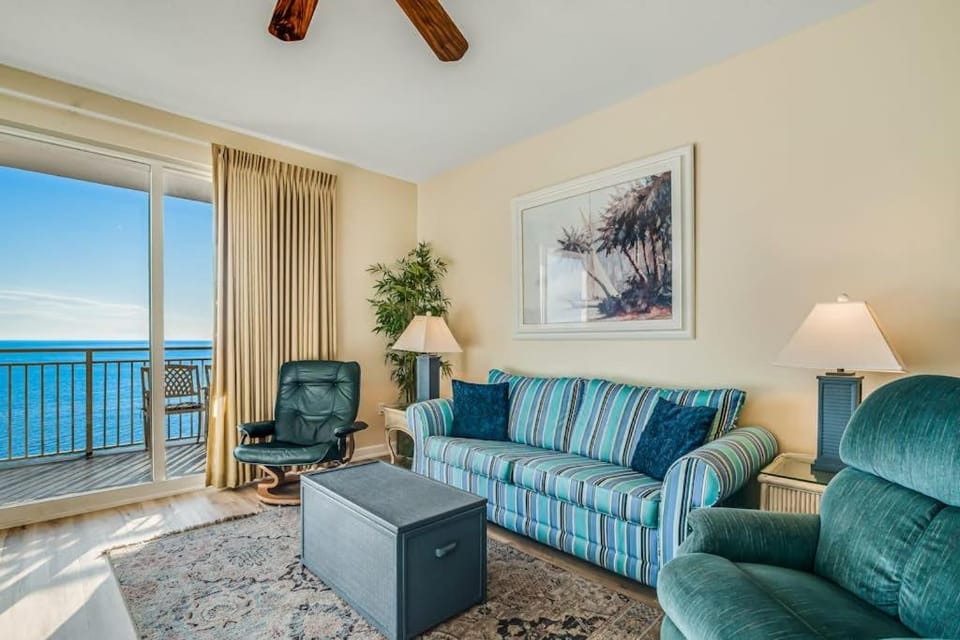 Snow-bird friendly condo with pool & fitness room - walk right out to the sand House in Panama City Beach