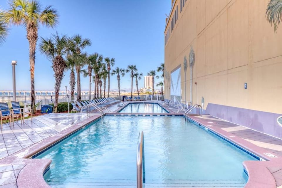 Snow-bird friendly condo with pool & fitness room - walk right out to the sand House in Panama City Beach