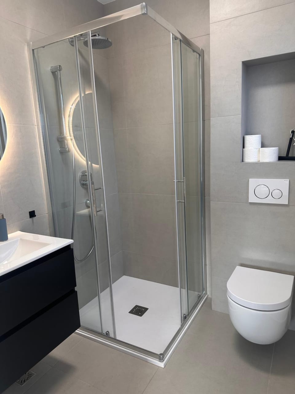 Shower, Toilet, Bathroom, towels
