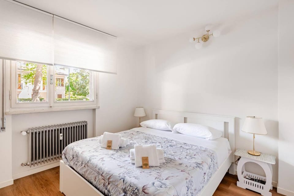 Photo of the whole room, Bedroom, internet