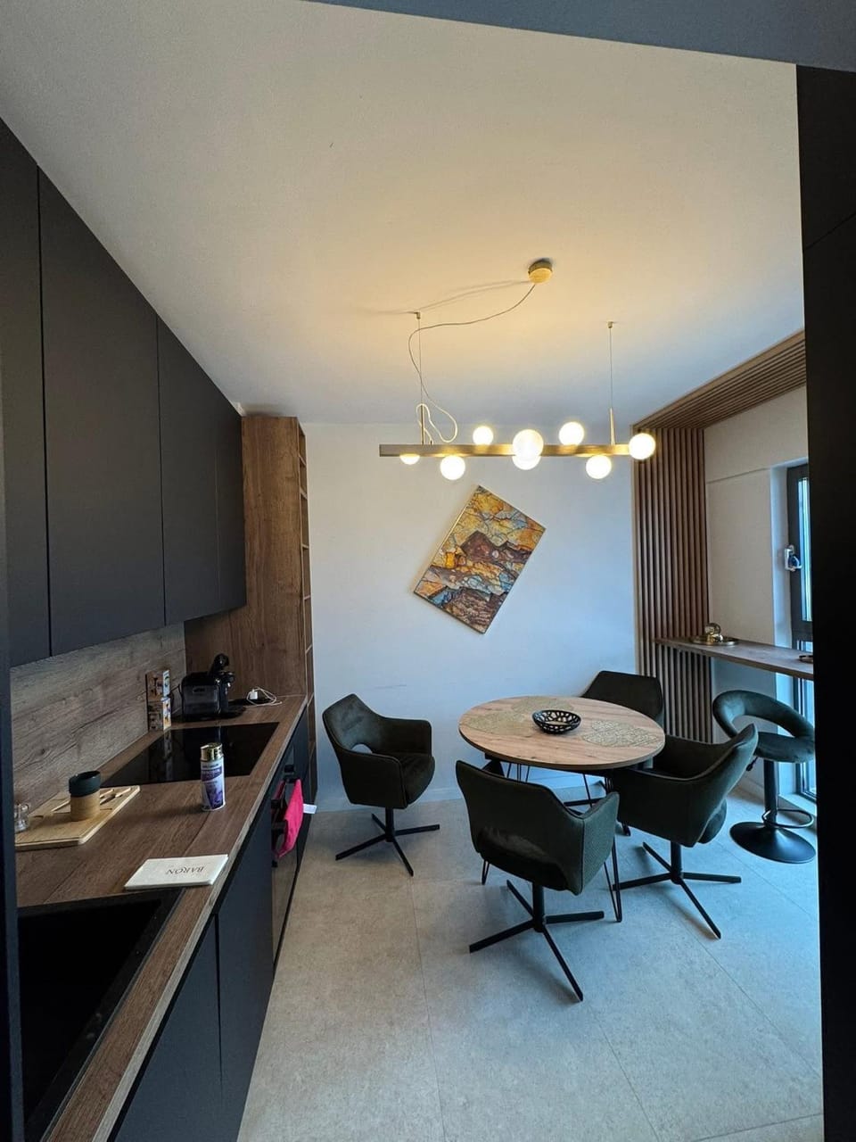 Kitchen or kitchenette, Dining area