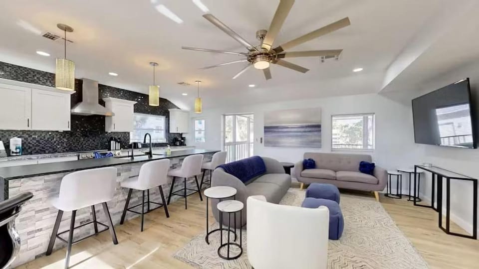 Newly Renovated Beach Retreat Just Steps from Englewood Beach - Beach Barracks - Roelens House in Manasota Key