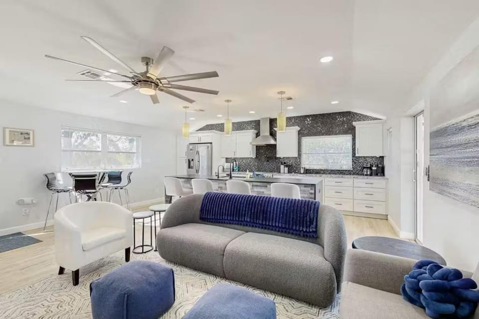 Newly Renovated Beach Retreat Just Steps from Englewood Beach - Beach Barracks - Roelens House in Manasota Key