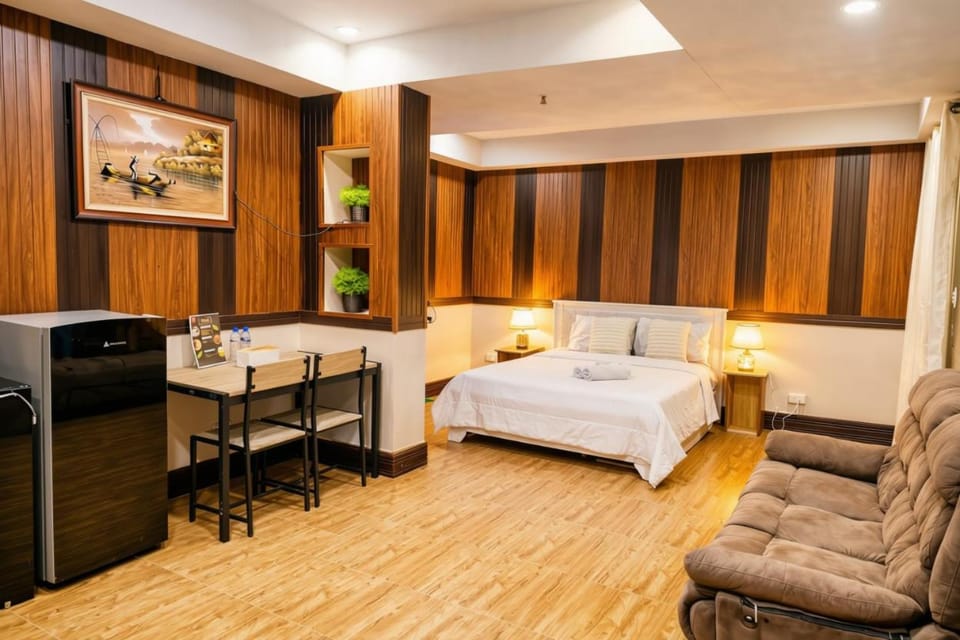 Bed, Photo of the whole room, Seating area, Bedroom