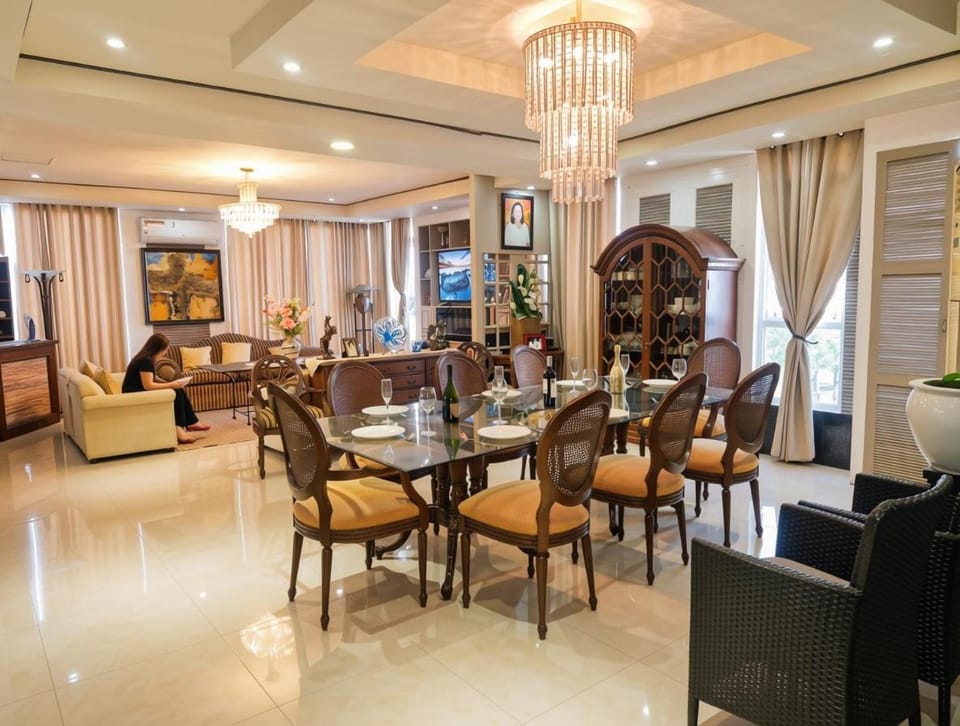 Restaurant/places to eat, Restaurant/places to eat, TV and multimedia, Living room, Banquet/Function facilities, Seating area