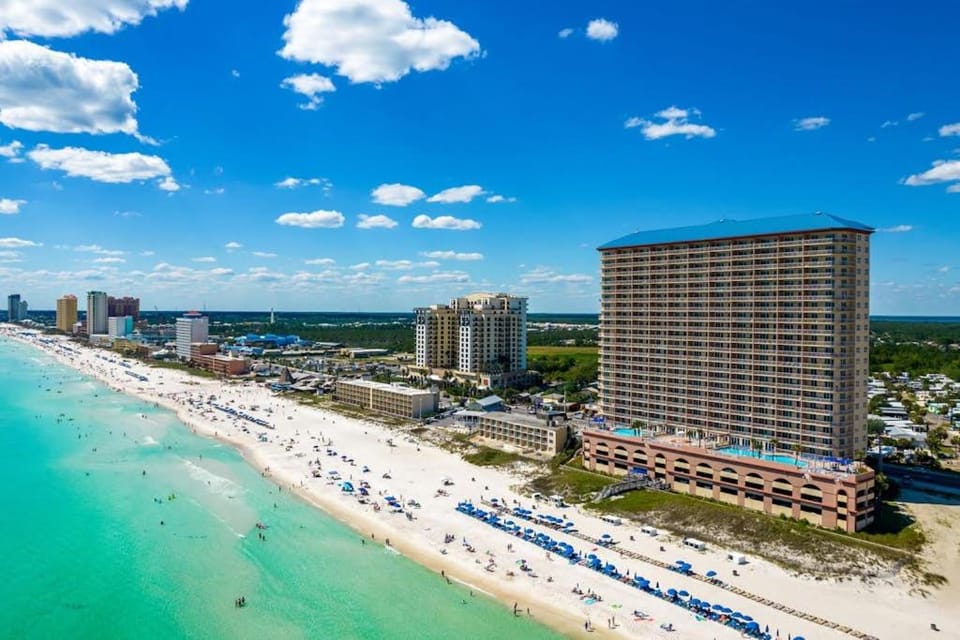 Lovely beachfront condo with stunning views pools & kids' water play area House in Panama City Beach