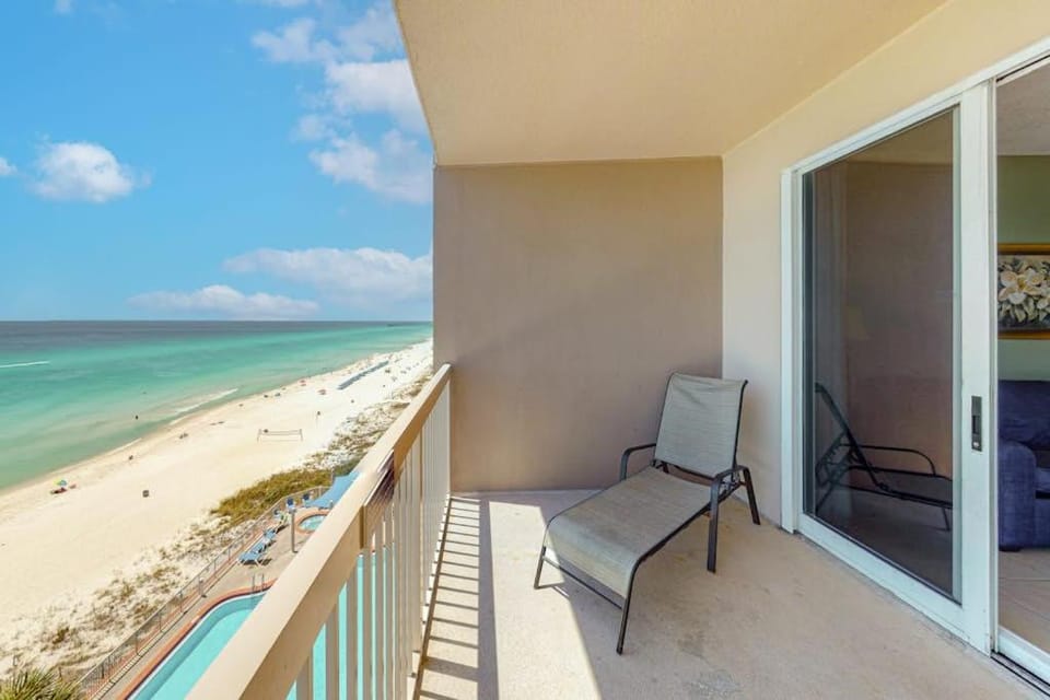 Lovely beachfront condo with stunning views pools & kids' water play area House in Panama City Beach