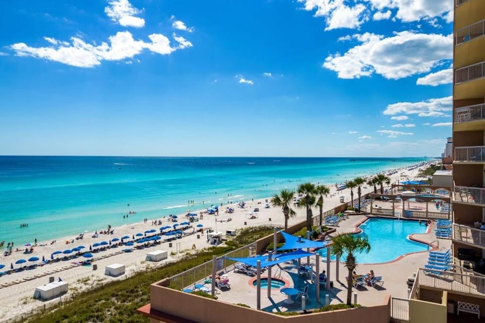 Lovely beachfront condo with stunning views pools & kids' water play area House in Panama City Beach