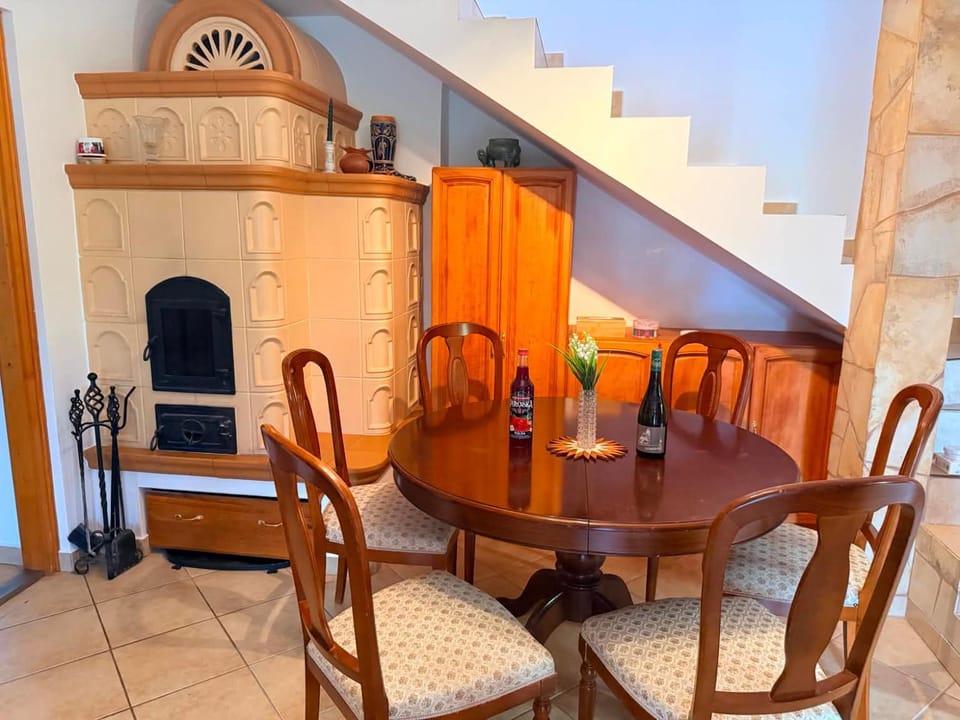 Dining area, fireplace