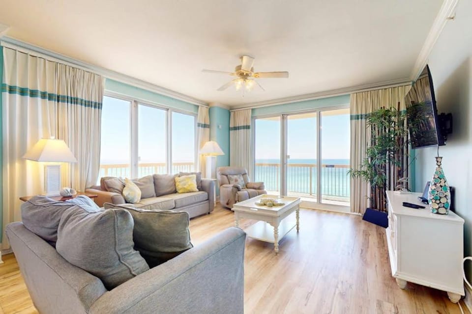 Snow-bird friendly top-floor corner condo with Gulf views pools & gym House in Panama City Beach