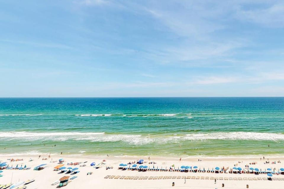 Snow-bird friendly top-floor corner condo with Gulf views pools & gym House in Panama City Beach