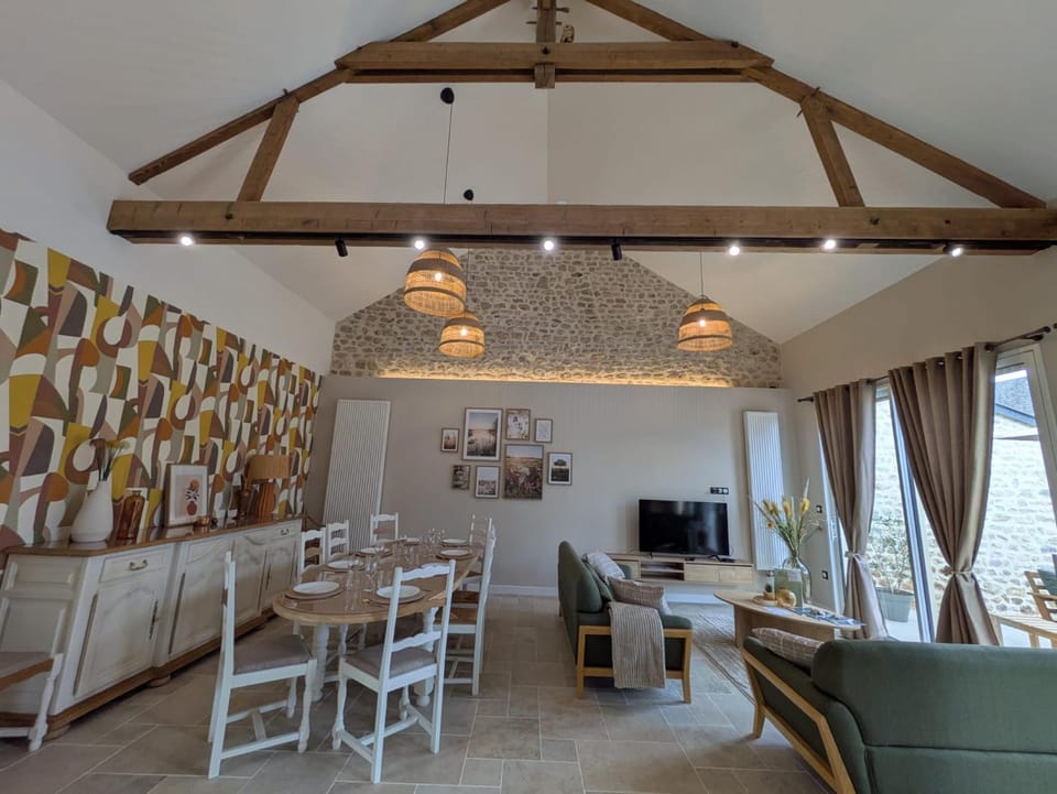 Living room, Seating area, Dining area