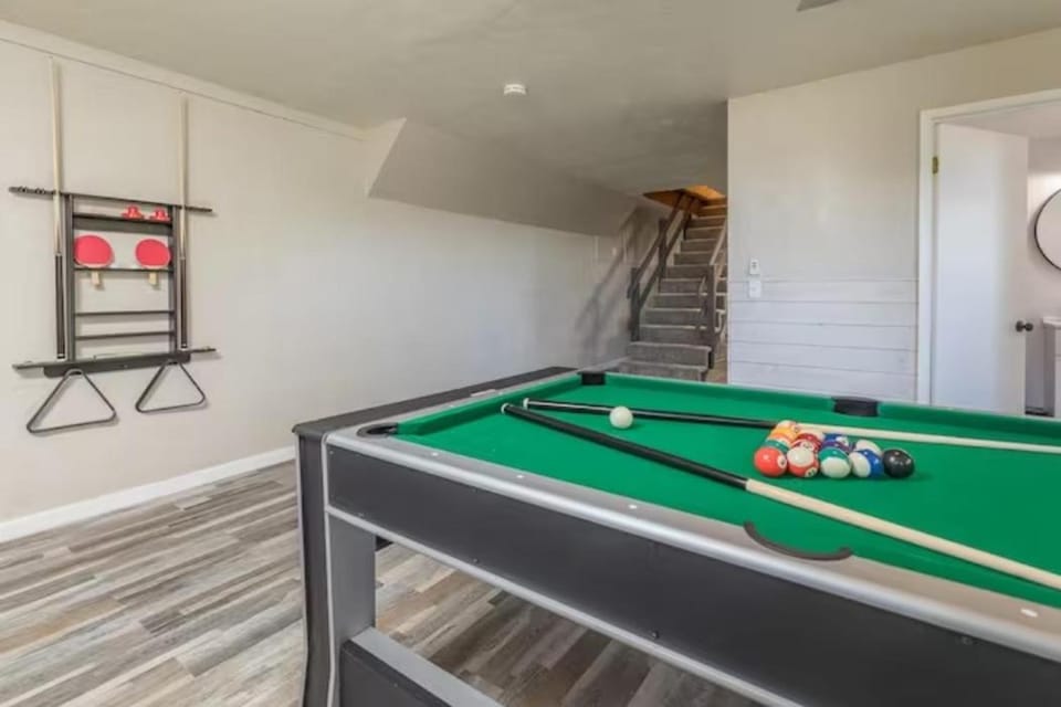 Billiard, Game Room