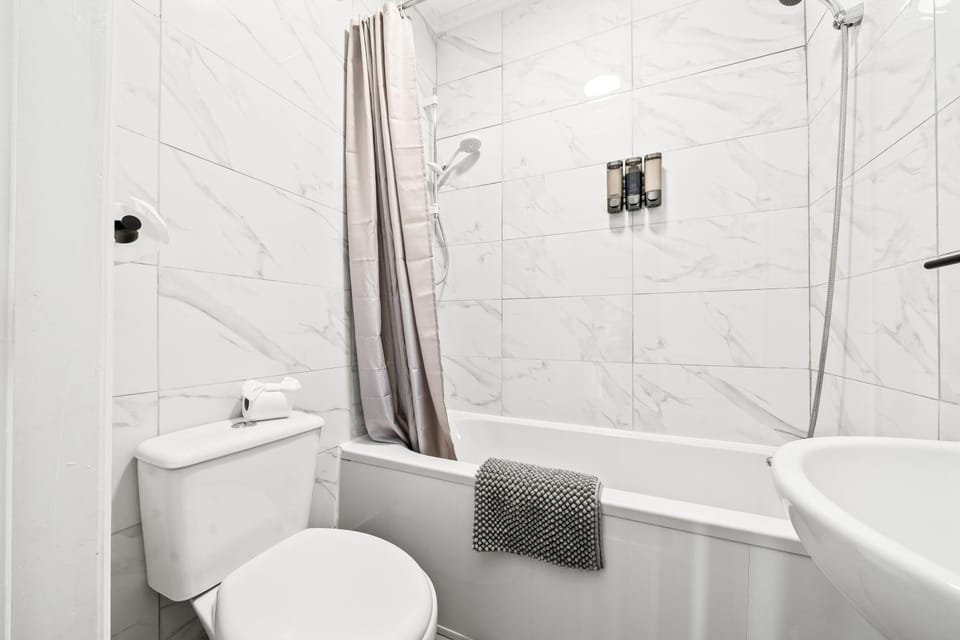 Shower, Toilet, Bathroom, Bath, towels