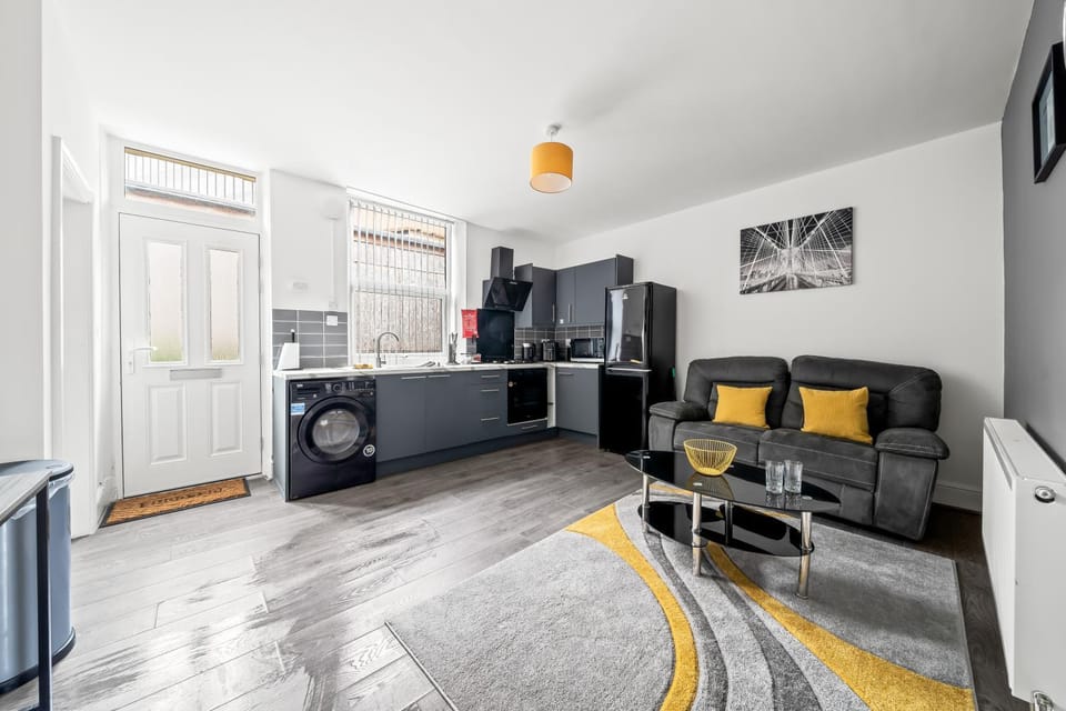 Coffee/tea facilities, Living room, Photo of the whole room, heating, microwave, oven, stove, toaster, washing machine, dryer