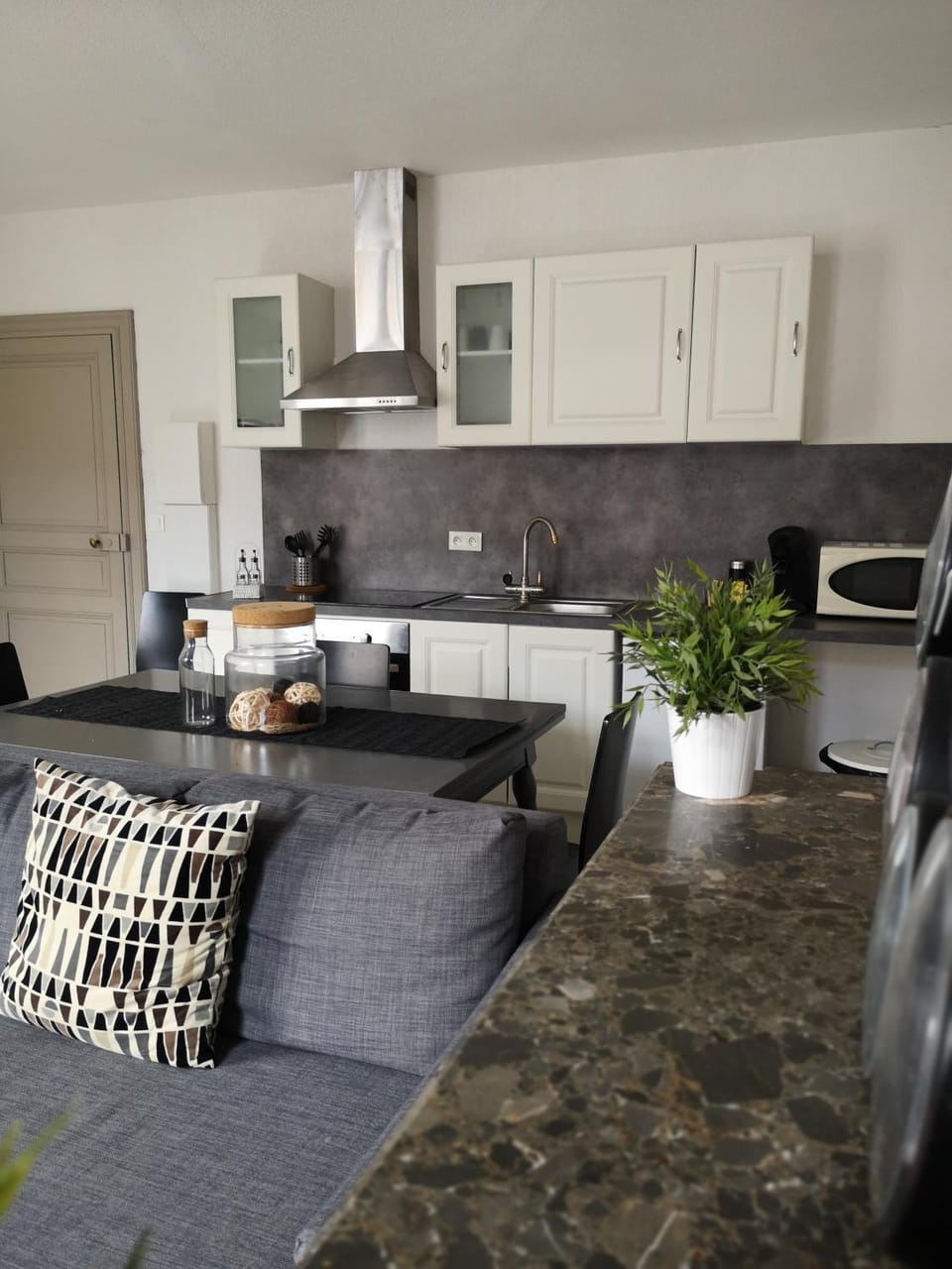 Kitchen or kitchenette, Dining area