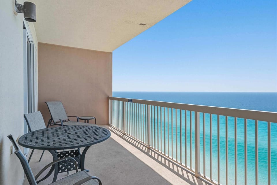 Elegant beachfront condo with a furnished balcony views & two pools Apartment in Panama City Beach