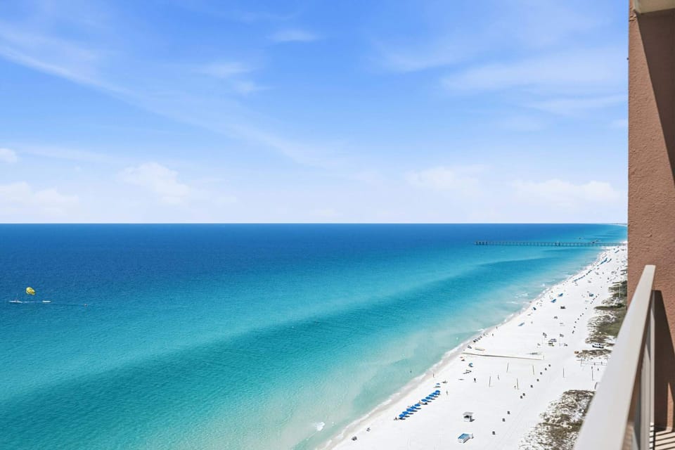 Elegant beachfront condo with a furnished balcony views & two pools Apartment in Panama City Beach