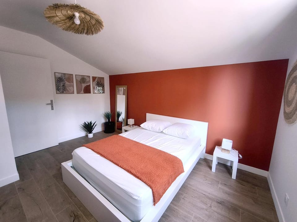 Bed, Photo of the whole room, Bedroom