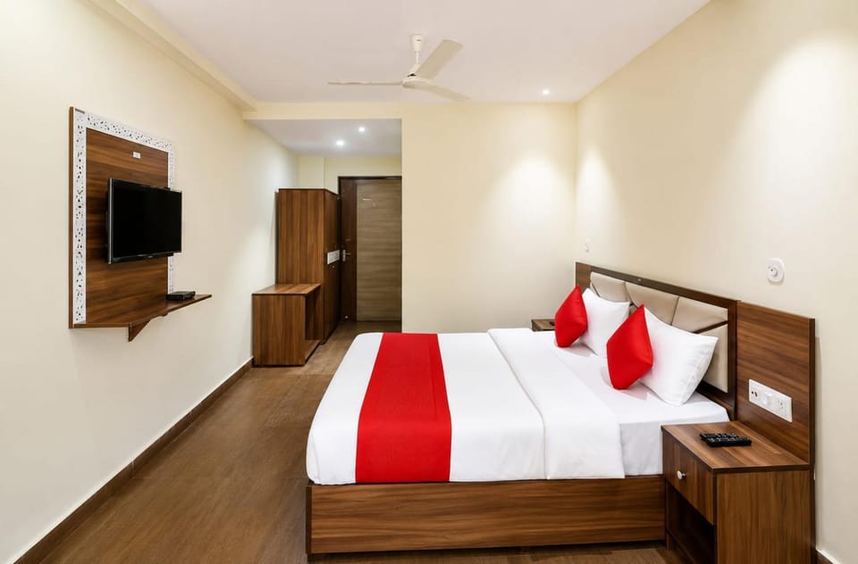 Bed, TV and multimedia, Photo of the whole room, wardrobe, air conditioner