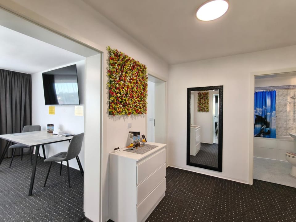 Seating area, Dining area