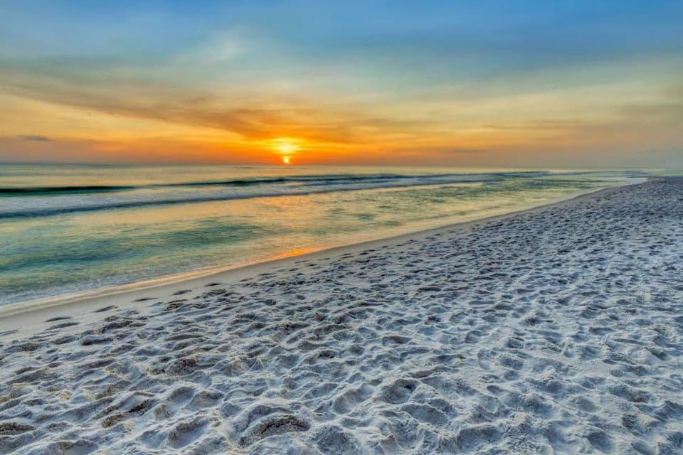 Picture-perfect Gulf front condo with gym pools hot tub & sauna House in Panama City Beach