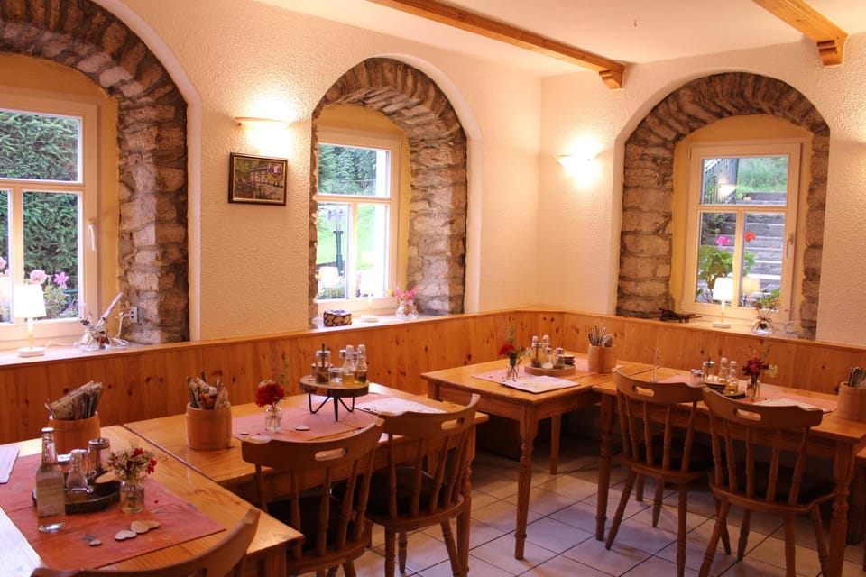 Restaurant/places to eat, Food and drinks, Banquet/Function facilities, Seating area, Food, Drinks, Alcoholic drinks