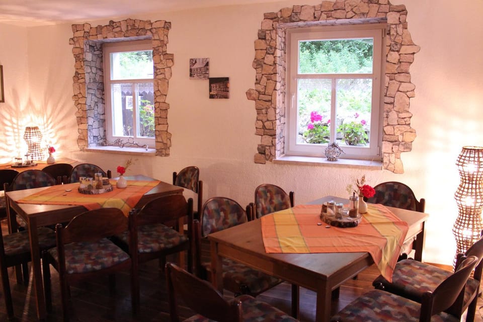 Restaurant/places to eat, Banquet/Function facilities, Breakfast