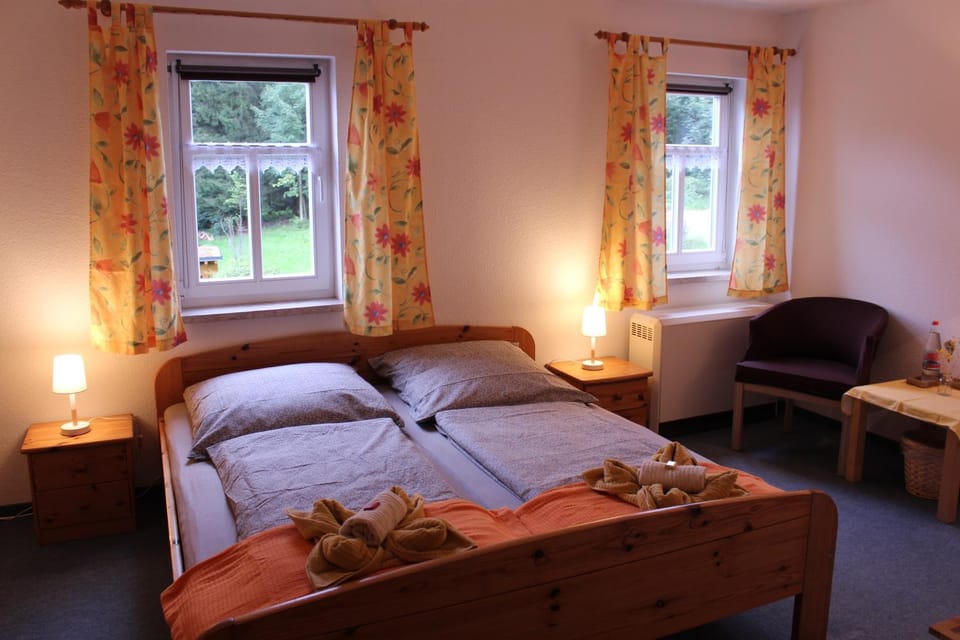 Bed, Photo of the whole room, Seating area, Bedroom