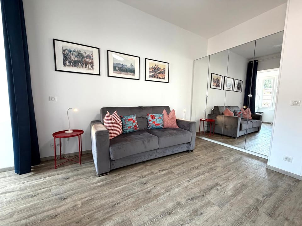 Living room, Photo of the whole room