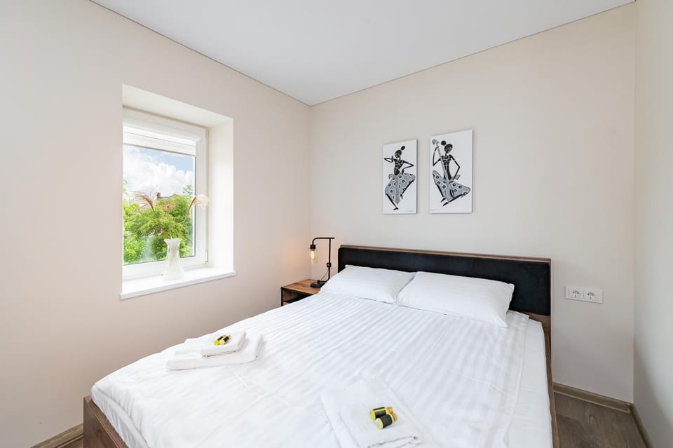 Bed, Bedroom, towels