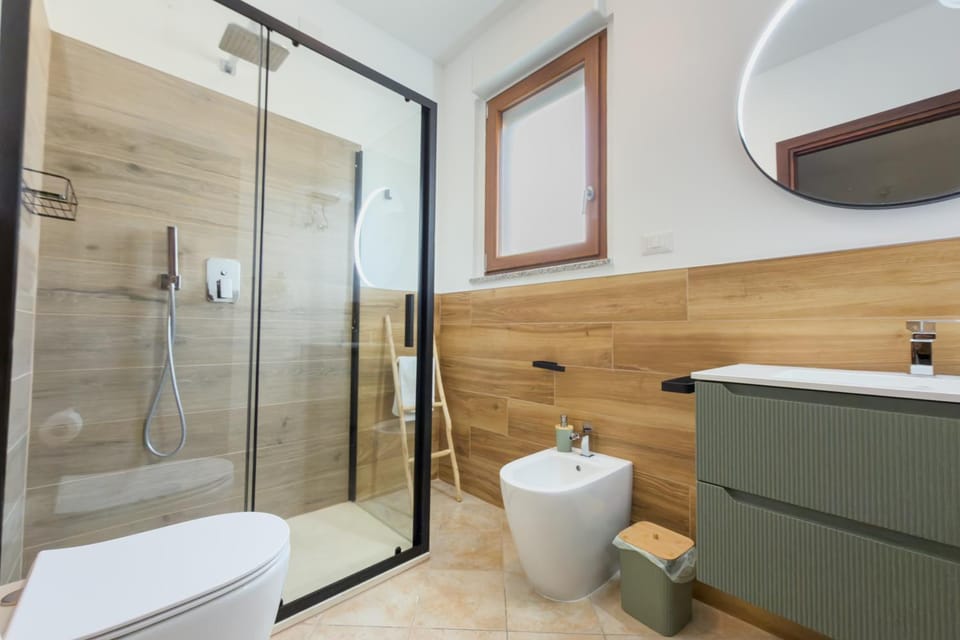 Shower, Toilet, towels