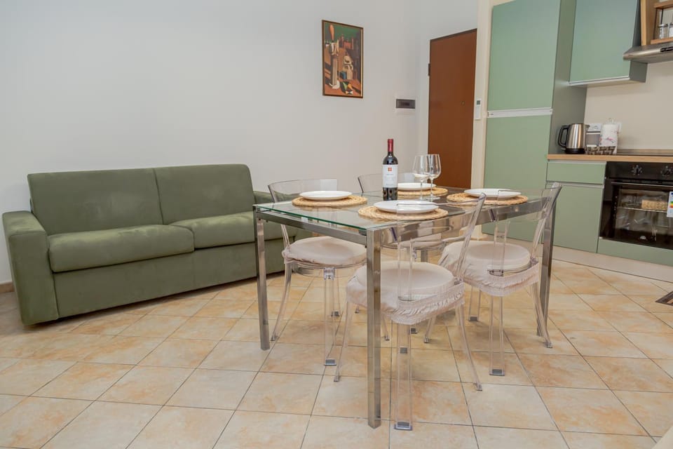Communal lounge/ TV room, Kitchen or kitchenette, Living room, Dining area, stove