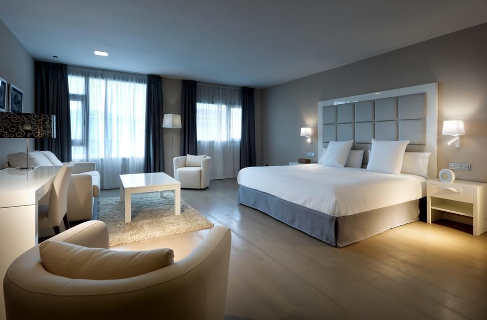 Bed, Living room, Photo of the whole room, Decorative detail, Bedroom