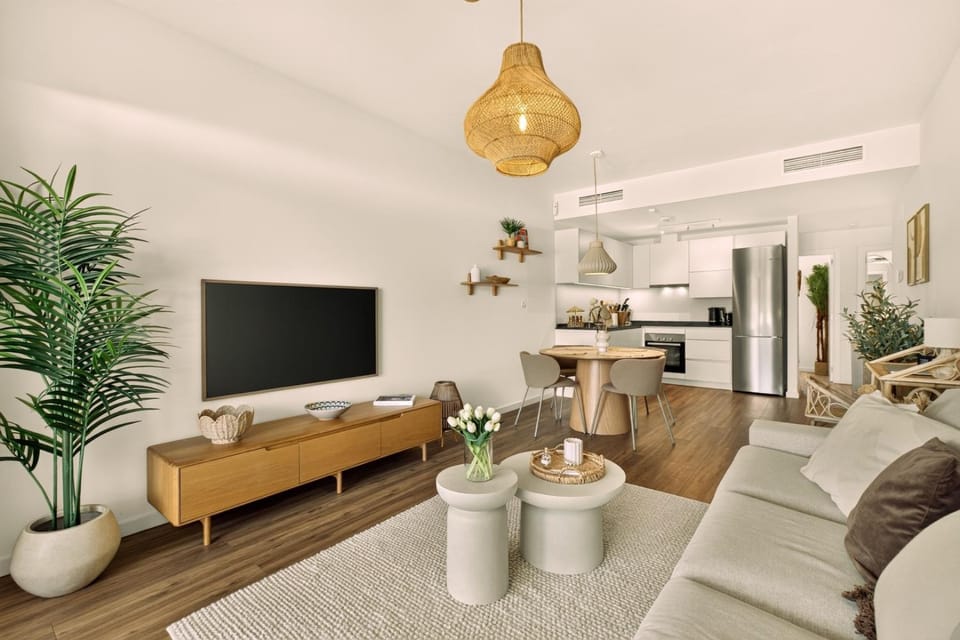 TV and multimedia, Living room, Seating area, Dining area, Evening entertainment, air conditioner