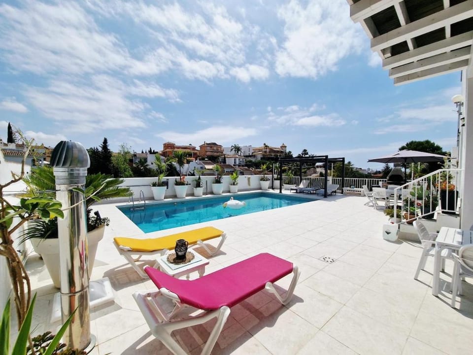 Urogallos Poolside Retreat 2BR, 2 Baths & Shared Pool Apartment in Costa del Sol