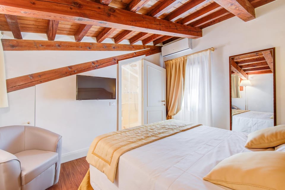 Photo of the whole room, Decorative detail, Bedroom