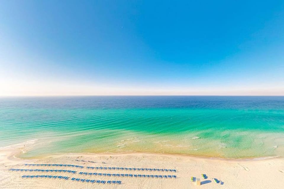 Inviting gulf-front condo with beach service pools hot tubs & fitness center House in Panama City Beach