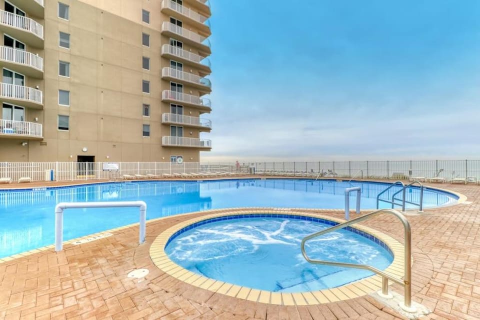 Inviting gulf-front condo with beach service pools hot tubs & fitness center House in Panama City Beach