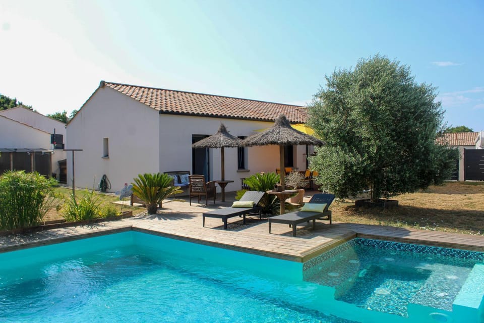 Property building, Patio, Day, Garden, Garden view, Pool view, Swimming pool, sunbed