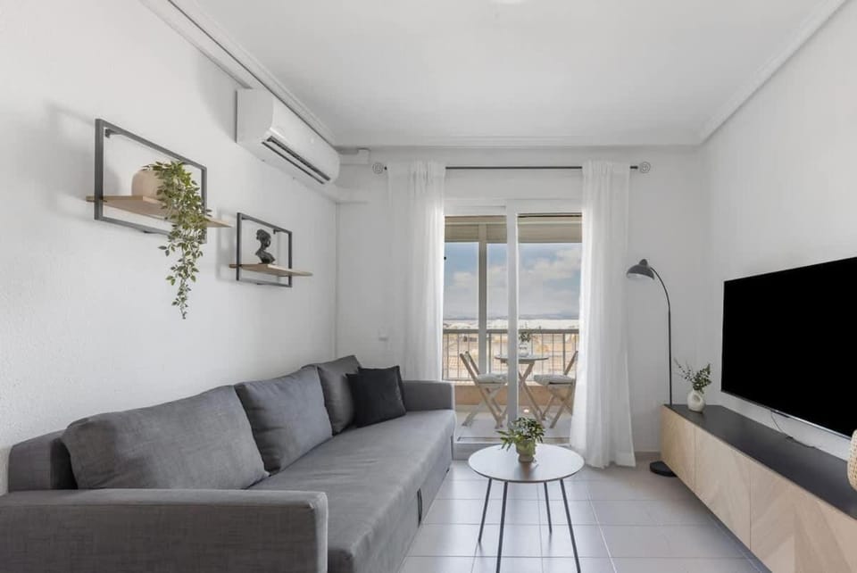 2BDR Apt with Pool Stunning Sunset 300m Beach House in Torrevieja