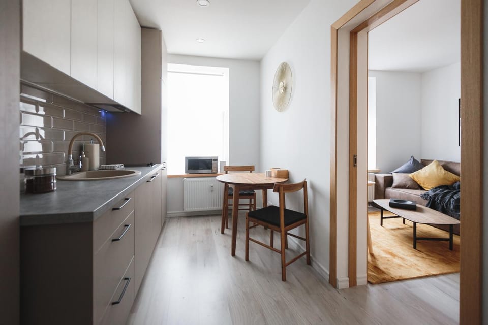 Coffee/tea facilities, Kitchen or kitchenette, Living room, Seating area, Dining area, Bedroom, oven, stove