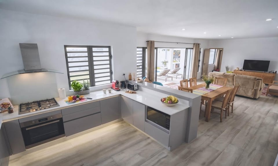 Kitchen or kitchenette, Dining area, minibar, oven