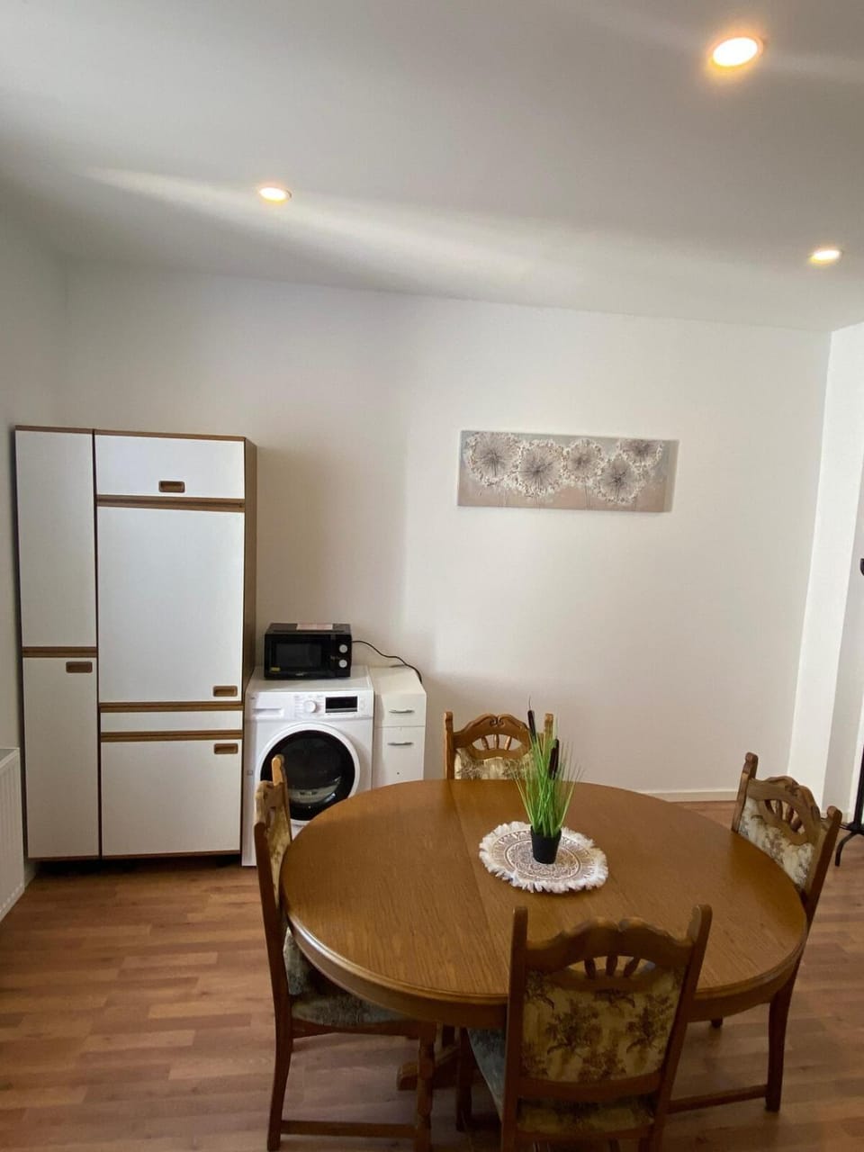 Kitchen or kitchenette, Seating area, Dining area, washing machine