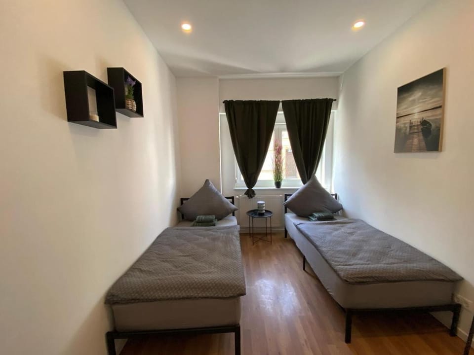 Bed, TV and multimedia, Photo of the whole room, Seating area, Bedroom