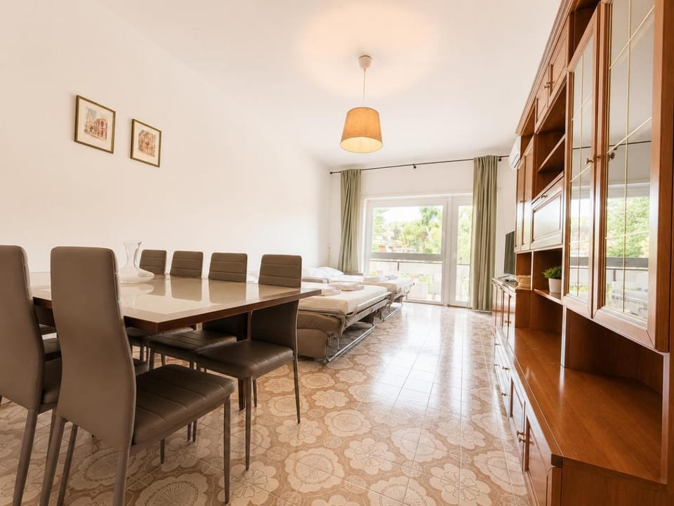 Bed, Living room, Photo of the whole room, Seating area, Dining area, Bedroom